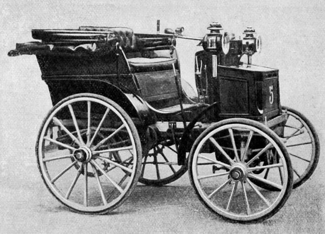 La Panhard Levassor n5 dEmile Levassor et Charles dHostingue victorieuse du Paris Bordeaux Paris 1895